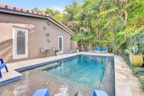Heated pool, parking, 5 min walk to food and fun!